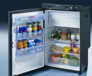 Rfrigrateur DOMETIC RMS (Absorption): La nouvelle srie 8 est quipe du tout nouveau compartiment freezer amovible grce  un systme de clips et dun systme modulaire dtagres et de balconnets. Le systme innovant douverture de porte permet une utilisation et une ouverture trs faciles. Un panneau de commande avec clairage moderne  Led (pour les modles MES). Uniquement vendu en version porte galbe et faade grise.