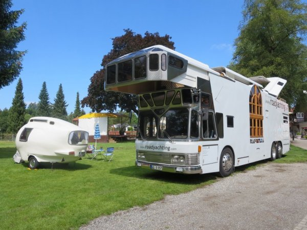 Un camping-car amnag dans un bus:  Des autocars amnags en camping-car, il en existe de toutes sortes. Ce Roadyacht est assurment l'un des plus originaux. Avec sa faade vitre multifacettes et son toit terrasse, cet autocar Neoplan Skyliner pourrait facilement passer pour un vaisseau spatial.