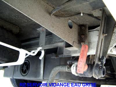 EAU USEE: Cest leau quon vacue aprs lavoir utilise pour le nettoiement et la cuisson. Dans cette dernire utilisation, leau est qualifie deau grise. Elle est rceptionne dans un rservoir situ sous le chssis du camping-car et dune capacit infrieur  1/3 du rservoir des eaux propres. Le poids support devient vite inutile: ouvrir la vanne de vidange sur le lieu appropri de laire de service. 