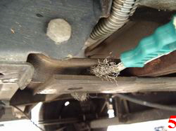 5 - Lames de suspension arrire de camping-car: brossage mtallique entre les lames pour enlever loxydation.