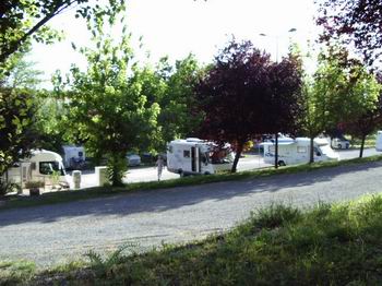 Cordes sur Ciel: Les camping-cars disposent d'uneaire d'accueil ombrageavecvidangeetlectricit au parking P1.