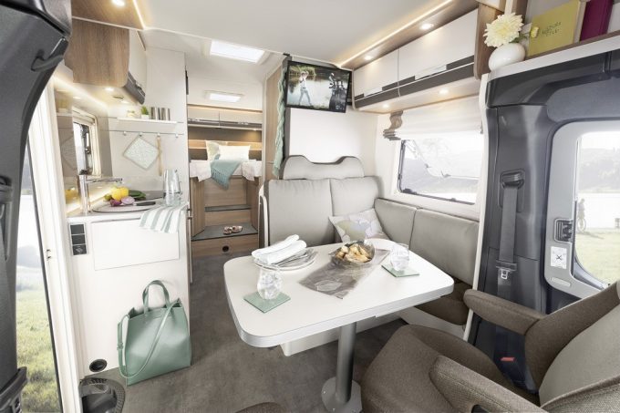 Dethleffs: Le constructeur allemand renoue avec le porteur  ltoile et a dcid de (re)lancer la srie Globeline. Disponible sur le chssis Mercedes propulsion, le T6613 EB est pour lheure lunique reprsentant de cette gamme et reprend une implantation trs prise chez nos voisins allemands. 