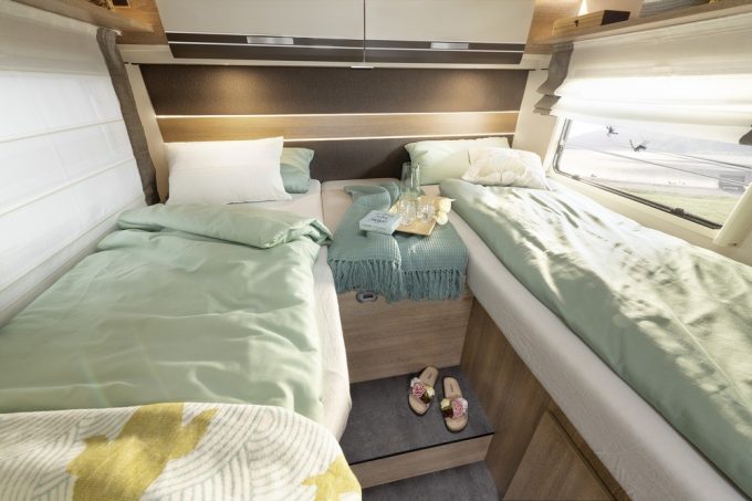 Dethleffs:  Mercedes Sprinter-Il affiche une longueur de 6,96 m et dispose  son bord de lits jumeaux sur soute garage. Le salon peut accueillir jusqu 4 convives grce aux siges cabine pivotant et  la banquette face route. La cuisine bnficie dun petit bloc avec plan de travail rabattable. Elle fait face  la salle deau qui pour sa part, intgre dans un compartiment unique lensemble des quipements sanitaires (WC, lavabo et douche spare). Ce Globeline est propos  partir de 72 990 ?, un tarif comprenant toutefois, un riche quipement de base. La camra de recul, la station multimdia 7", les jantes alu avec pneumatiques M+S, la clim bi-zone Tempmatik ou encore le frein  main lectrique font parties de la dotation standard.