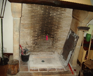 Plaque foyre de ltre de chemine traditionnelle.d'poque. Un superbe jambage de chemine tre  en pierre de Carennac est bien sur conserv