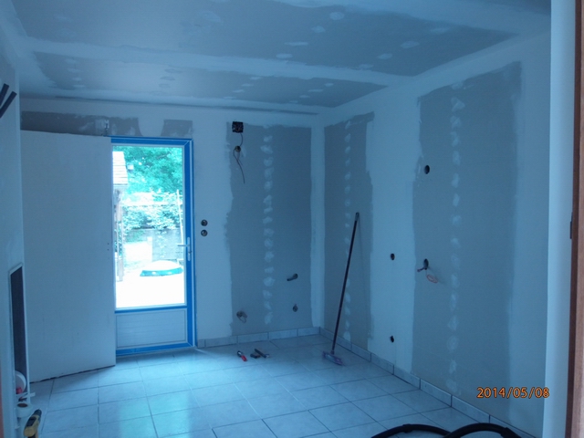 A lintrieur: lectricit, carrelage, enduit sont termin, un lger ponage puis une sous couche bouche porage ensuite une couche de  peinture monocouche en finition..