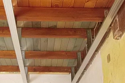 La pose: Suspentes: Fixer la première suspente à une extrémité d’un angle du plafond, à la hauteur désirée, fixer la deuxième suspente à l’autre extrémité, tender un cordeau, fixer les suspentes intermédiaires. La pose: Suspentes: Fixer la première suspente à une extrémité d’un angle du plafond, à la hauteur désirée, fixer la deuxième suspente à l’autre extrémité, tender un cordeau, fixer les suspentes intermédiaires.