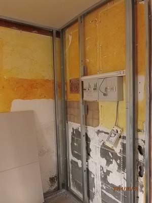 DOUBLE CLOISON AVEC ISOLATION: MONTANT: couper  hauteur entre rails chacun des montants M48, les installer avec des entre-axes respectant la largeur de 1.200mm et en les doublant aux jonctions de placo. Des montants simples, intermdiaires seront installs au centre de chacune des plaques de pltre. Les montants seront maintenu, serti sur les rails en haut et en bas avec une pince spciale  sertir. 