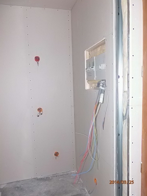 ICI: Sortie des fils dans les prises lectriques, un interrupteur, une applique murale, une prise radiateur. A droite habillage avec placo pltre du tour de porte (1/4)