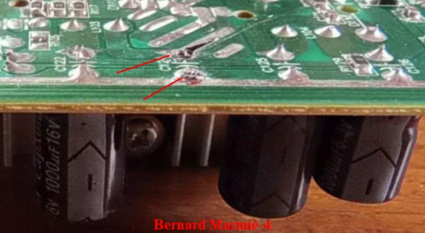 Les soudures des condensateurs sont dessoudées une à une avec l’aide du pistolet a chaleur instantanée de 100 w et de la pompe à dessouder: un peu de flux décapant déposé au coton tige est nécessaire! Les soudures des condensateurs sont dessoudées une à une avec l’aide du pistolet a chaleur instantanée de 100 w et de la pompe à dessouder: un peu de flux décapant déposé au coton tige est nécessaire!