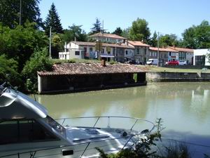 Nous passons maintenant une courbe et apercevons encore assez éloignés des maisons, un clocher d’église qui ne peut être que celui de Mongiscard: nous voilà en vue de notre but, arrivons et traversons une route qui elle enjambe un pont, arrivons devant l’écluse Nous passons maintenant une courbe et apercevons encore assez éloignés des maisons, un clocher d’église qui ne peut être que celui de Mongiscard: nous voilà en vue de notre but, arrivons et traversons une route qui elle enjambe un pont, arrivons devant l’écluse