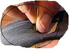 L'opration suivante consiste  frotter la chambre  air avec du papier de verre. Cela permettra  la colle de mieux adhrer. Vous pouvez souffler pour vacuer les petits dbris laisss par le frottement.