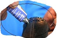 Appliquez ensuite la colle, en forme de rond autour du trou. Selon le type de produit, il va falloir attendre entre 1 et 5minutes pour que cela agisse. A noter :ce n'est pas vraiment de la colle mais plutt un produit qui fait fondre la chambre  air. D'o le temps d'attente ncessaire.