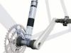 Ce moteur a t dvellop par la socit Gruber. Il est donc dj fonctionnel. Le moteur s'insre dans une tige de selle standard 31.6mm. Un petit moteur lectrique dans le tube de selle et en prise avec un pdalier permet d'ajouter 200 Watts d'assistance en cas de besoin.