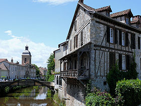 Saint-Céré tourisme: La place du Mercadial, sa fontaine et la maison des Consuls du xve siècle. L'Hôtel de Puymule, du xve siècle, inscrit monument historique en 1929. Église Sainte-Spérie, remontant au xe siècle, inscrite monument historique en 1979. Église des Récollets, du xviie siècle, inscrite monument historique en 1973. Le château de Montal, du xive siècle, classé monument historique en 1909. Saint-Céré tourisme: La place du Mercadial, sa fontaine et la maison des Consuls du xve siècle. L'Hôtel de Puymule, du xve siècle, inscrit monument historique en 1929. Église Sainte-Spérie, remontant au xe siècle, inscrite monument historique en 1979. Église des Récollets, du xviie siècle, inscrite monument historique en 1973. Le château de Montal, du xive siècle, classé monument historique en 1909.
