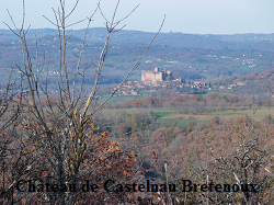 Le château de Castelnau-Bretenoux: il se dresse à l’extrémité d’un plateau rocheux formant un éperon grâce à la présence d’une faille naturelle. Il domine le pays dit des quatre rivières... Le château de Castelnau-Bretenoux: il se dresse à l’extrémité d’un plateau rocheux formant un éperon grâce à la présence d’une faille naturelle. Il domine le pays dit des quatre rivières...
