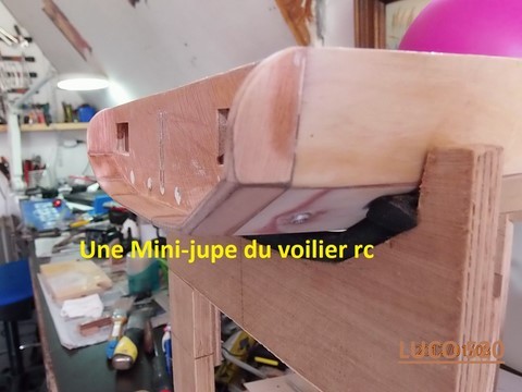 Confection de la jupe du voilier LUCO 520 en 8 morceaux de CP de e= 5 x 15 mm collés avec colle araldite à prise rapide puis arrasés et poncés, viendra ensuite la finition avec l'ensemble de la coque.