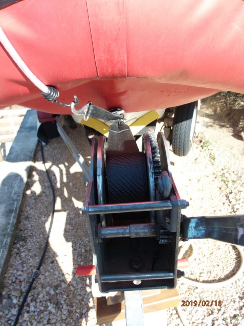 GOLIATH sangle plate: Le treuil GOLIATH 7N1 anne 2006: le cable acier cest cras avec la charge tracte du Zodiac Pro 7 MAN. Il faut le remplacer par une sangle plate en nylon de 50 mm de large et 7 mtres de long: pas trop compliqu  raliser puisque GOLIATH 7N1 est prvu pour les 2 cas.
