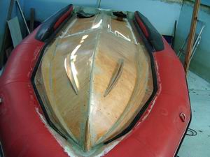 SR Pneuboat melaure : Mmes principe de collage de la coque sur le pneumatique ZODIAC FUTURA MK 2.  Les flotteurs du FUTURA conservent avec ses 2 rails accroch sous le pneumatique, ses caractristique principale de trs bonne tenu  en virage sur l'eau.