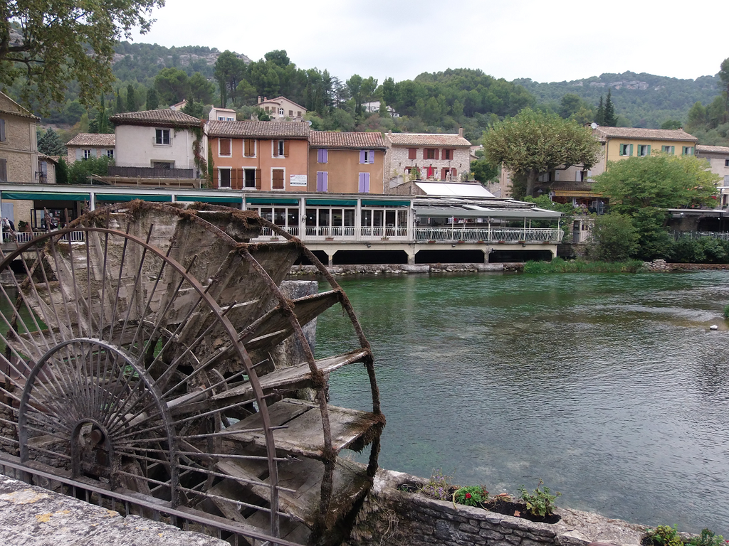 La rue des roues à L'Isle sur la Sorgue est un des hauts lieux du passé industriel des Sorgues.