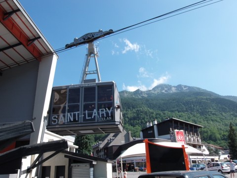 Le village de Saint-Lary se situe dans la vallée d'Aure, en Hautes-Pyrénées.