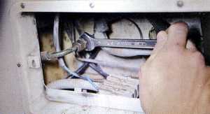 2 - Dans cette tape en 2 temps, on va procder  la dconnexion des circuits de gaz et dlectricit qui se trouvent derrire la grille infrieure. Aprs stre assur que le circuit de gaz nest plus aliment, Thibaud va dvisser lcrou qui appui lolive de faon tanche avant de repousser compltement le tube du circuit fix dans la cellule  laide de pinces multiprises...