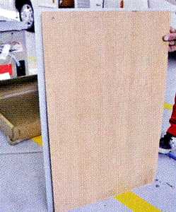 Avant de reposer le nouvel lment, on en profite pour nettoyer et aspirer  toutes les poussires qui se sont accumules derrire le rfrigrateur depuis 7 ans dj ! Ds le dballage, Thibaud sassure des dimensions identiques du modle remplaant avec 82 cm de haut sur 49 cm de large et 57 de profondeur : on nest jamais trop prudent  lorsque pas mal dannes sparent deux rfrigrateurs ! videmment, les nouveaux rfrigrateurs sont livrs avec un placage moderne de couleur gris.