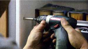 RECHERCHE DE PANNE: Pour cela, il faut sortir le rfrigrateur de son logement pour dgager un minimum de place pour se faufiler les mains et les outils par la grille infrieure de ventilation  lextrieur de la cellule !