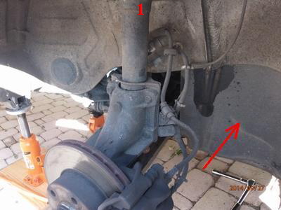 DEMONTAGE: Aprs avoir caler et enlever la roue avant droite, enlever le carter de protection des boues.