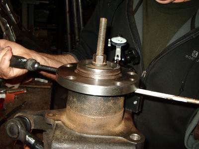 Dmontage FIAT DUCATO: Contrle vrification finale du jeu  laide dun INDICATEUR  LEVIER SRIE 513 MITUTOYO: en positif 0,01  0,03 mm. Lempilage des roulements coniques et entretoise est serr bloqu.