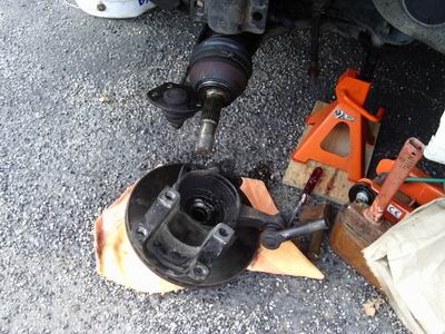 Dmontage FIAT DUCATO: Penser  un trs bon calage stable au niveau de larticulation du triangle et laisser au contact le cric hydraulique, caler  galement les roues. ATTENTION au bras et au soufflet de cardan! 