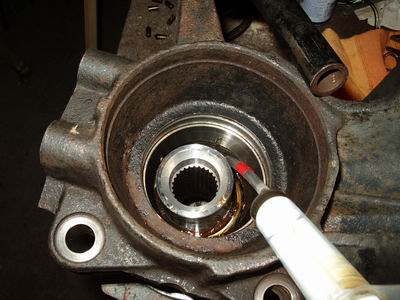 Dmontage FIAT DUCATO: Graissage: bien faire pntrer 10 grammes de graisse entre chacun des galets du roulement avant conique du moyeu  laide dune seringue, puis monter lentretoise de calage et le 2me roulement conique imprgn des derniers 10 grammes de graisse monter ensuite le joint.