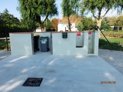 Entonnoir: Fabriqué avec un coude PVC Ref.C6M8 67°30’ (male/femelle de diamètre 80 mm) + tuyau annelé et colle.