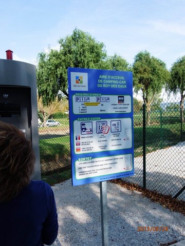 Les aires de services "communales" pour les Camping-cars sont en général gratuites pour les vidanges avec de l'eau de rinçage, eau non potable.