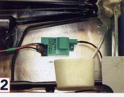 2 - Le coeur du système est un boîtier électronique, que l’on placera à l’arrière du réfrigérateur. Un faisceau de trois cables est relié à l’interrupteur ainsi qu’au moins de la batterie, et un autre câble gainé à la bougie.