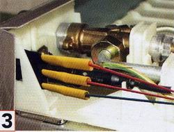 3 - L’interrupteur situé sur le bandeau comporte trois connexions, un plus (rouge) branché sur la batterie du camping-car. L’autre plus et le moins, sont, quand à eux, reliés au boîtier électronique.
