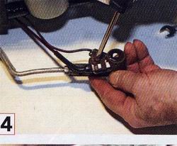 4 - Après avoir démonté le brûleur, on remplace la bougie du piézo par celle de l’allumeur électronique.