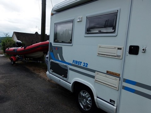 Camping-car Pilote et Zodiac Pro7 MAN attelé pour le départ.