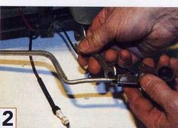 2 - Lorsque le brûleur est sorti, il faut dévisser l’étrier qui tient la bougie et le palpeur du thermocouple. Ensuite, il suffit desserrer le raccord qui le relie à la canalisation de gaz ( attention à ne pas plier la canalisation).