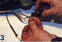 3 - En desserrant le raccord, il faut faire attention à ne pas égarer le gicleur qui se trouve au bout du raccord. Pour nettoyer ce dernier, il faut souffler dessus s’il n’est pas trop encrassé, mais ne jamais introduire un objet pointu (aiguille) pour le déboucher car il y a risque de modifier le calibrage et donc de perturber la combustion. Le mieux est de le changer pour un neuf.