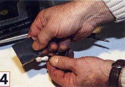 4 - On poursuit le nettoyage par l’électrode de la bougie, que l’on décape avec un papier abrasif très fin. On pratique de même avec le palpeur du thermocouple.