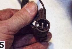 5 - Pour finir on remonte la bougie et le palpeur en serrant l’étrier. L’électrode de la bougie doit être tournée vers le haut du brûleur. L’étincelle se faisant entre ces deux éléments, la distance qui les sépare est très importante. Il est nécessaire de faire des essais d’allumage afin d’en vérifier le bon fonctionnement. 