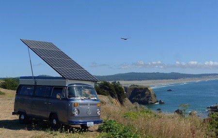 Cette famille vit à bord d'un combi Volkswagen autosuffisant
