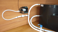 Drainpower: Pour effectuer un test, on met le Drainpower sous tension, puis on ouvre les robinets, y compris la chasse d'eau des WC, les uns après les autres en commençant par le plus éloigné et en vidangeant les deux circuits (eau chaude et eau froide à chaque fois. Il faut les refermer avant de passer au suivant.