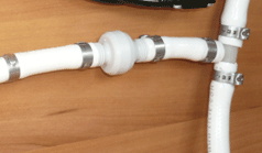 Drainpower: Pour effectuer un test, on met le Drainpower sous tension, puis on ouvre les robinets, y compris la chasse d'eau des WC, les uns après les autres en commençant par le plus éloigné et en vidangeant les deux circuits (eau chaude et eau froide à chaque fois. Il faut les refermer avant de passer au suivant.