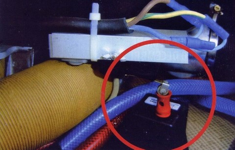 Dès que la température descend en dessous de 5° dans le coffre du combiné TRUMA, la sécurité antigel se déclenche et vide le boiler de son eau pour le protéger du gel.