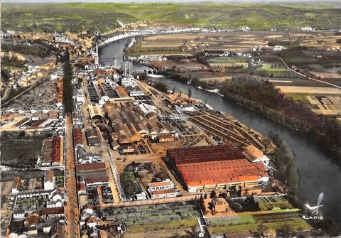 Fumel vue générale de l'usine et l'avenue avec les platanes