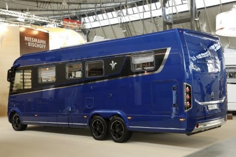 Avec sa grande taille (8,76 m) et sa face avant très design, le liner allemand sort naturellement du lot. L'implantation de l'Arto 88 E fait appel à des lits individuels à l'arrière et escamotable à l’avant, avec canapé en L et banquette. Son ambiance intérieure, revue par la styliste Judith Milberg, n'a rien à envier à celle d'un loft chic. Sa peinture originale (Carbone Blue) comme sa décoration adhésive chromée (toutes deux en option) attiront davantage les ''fashions'' camping-caristes.