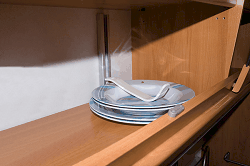 OMNI STOP: Accessoire simple pour assurer le maintien vos objets à l’intérieur du camping-car. Facile à bloquer et débloquer. Rail à fixer à la paroi, réalisé en aluminium anodisé long de 25 cm. Barre flexible en solide matière plastique, longue de 20 cm.