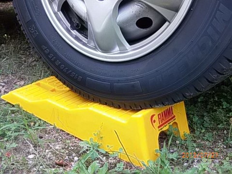 Attention ! A la répercussion des pneus usés sur les roulements de roue avant de camping-car Fiat Ducato. Au stationnement prolongé sur cale pentées.