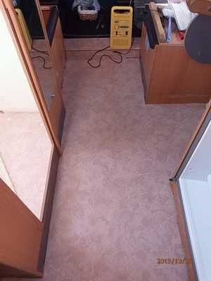 ESPACE DE LA DÎNETTE: réalisation d’un double plancher pour ramener à la même hauteur que celui de l’espace de la cabine du porteur FIAT DUCATO. Se coffre est l’occasion de dissimuler un petit rangement revues spécialisées camping-car. Ce coffre est isolé des possible fuites d’eau de par un tuyau démanché ou du réservoir d’eau propre, chauffe-eau BOILER/COMBINE TRUMA! Je me suis fait avoir une fois...C’est fini! Des grilles d’aération, ventilation sont présente pour tous les espaces fermés, tous communiquent! Avant, de simples découpes faisaient office de ventilation et de “récupération déchets”...!